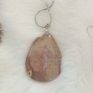 Elegant Agate Pendant Necklace